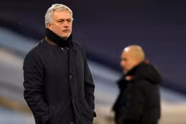 HLV Jose Mourinho tức tiết với các học trò của mình