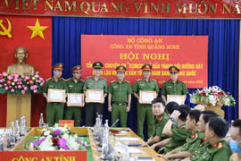 Tặng bằng khen tập thể, cá nhân phá đường dây buôn lậu khoáng sản từ Việt Nam sang Trung Quốc