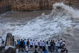 Trung Quốc hủy chuyến bay, chuyển tàu chở hàng đề phòng bão In-fa