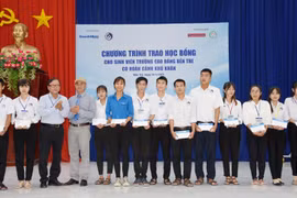 Trao 100 học bổng cho sinh viên có hoàn cảnh khó khăn tại Bến Tre