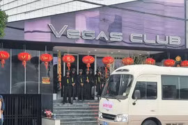 Khám xét quán bar Vegas Club vì "dính" đường dây cá độ bóng đá