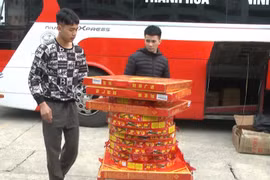 Thanh Hóa: Bắt giữ 2 xe chở pháo nổ trái phép và hàng nghìn bao thuốc lá lậu
