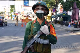 TP. HCM: Hình ảnh ngày đầu quân đội tham gia siết chặt giãn cách "ai ở đâu ở đó"