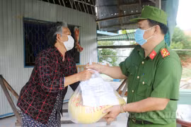 Công an An Giang tặng hàng trăm phần quà cho người dân khó khăn và hoàn lương