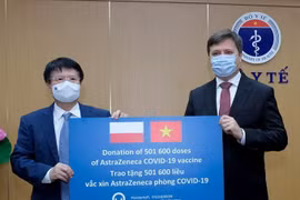 Đại sứ Ba Lan bàn giao cho Bộ Y tế hơn 500.000 liều vaccine AstraZeneca
