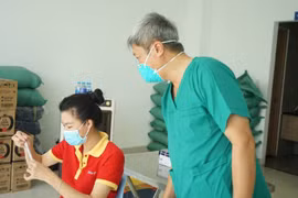 Thứ trưởng Nguyễn Trường Sơn hướng dẫn người dân tự làm xét nghiệm COVID-19