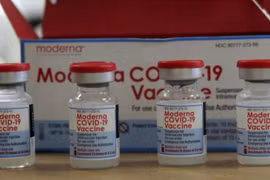 Giá cổ phiếu hãng vaccine Moderna miệt mài tăng sốc