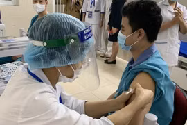 Người tiêm đủ liều vaccine, nếu mắc Covid-19 sẽ có triệu chứng gì?