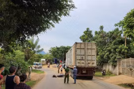 Hòa Bình: Tông vào xe đầu kéo trên quốc lộ 12B, 2 thanh niên tử vong