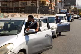 Giá xăng tại Lebanon bất ngờ tăng cao nhất thế giới
