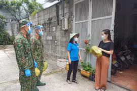 Người dân TP. HCM được "đi chợ hộ" thế nào trong ngày đầu siết chặt giãn cách?
