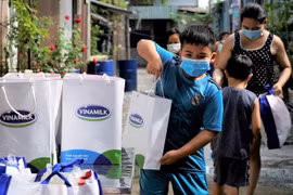 Vinamilk tặng 45.000 phần quà cho người dân gặp khó khăn tại TP.HCM, Bình Dương, Đồng Nai