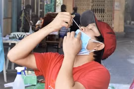 TP. HCM: Để an toàn, người dân nên tự lấy mẫu test Covid-19 tại nhà