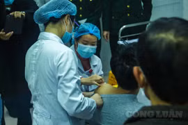 “Mở mù” để tiêm vắc xin COVID-19 cho tình nguyện viên thử nghiệm Nanocovax
