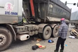 Nghệ An: Va chạm với xe đầu kéo, 2 người tử vong