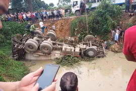 Xe bồn lật xuống ao, tài xế tử vong trong khoang lái