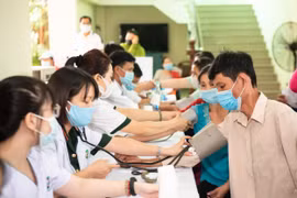 Saigontel cùng Bệnh viện Quân y 175 và công ty Sen Vàng tổ chức khám bệnh miễn phí cho công nhân tại Long An
