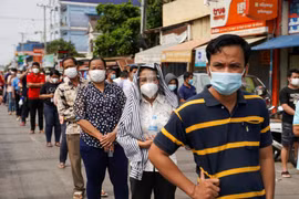Campuchia đóng cửa chợ để hạn chế COVID-19, hàng nghìn người thiếu thực phẩm