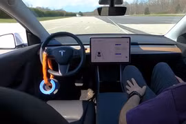 Phát hiện lỗ hổng dễ gây tai nạn ở chế độ tự lái xe Tesla