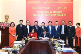 Chuyển giao, tiếp nhận tổ chức Đảng và đảng viên Đảng bộ Báo Khuyến học và Dân trí