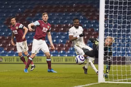 Leicester bỏ lỡ cơ hội vượt mặt Man Utd
