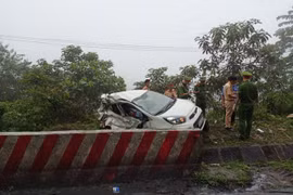 Hòa Bình: Xe khách tông xe con trên QL.6, 2 người tử vong