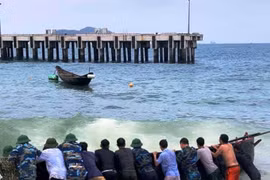Chìm thuyền do ảnh hưởng gió mùa, 2 ngư dân thoát nạn