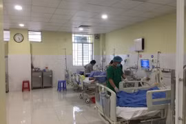 Nam sinh phải nhập viện sau khi hút thuốc lá điện tử