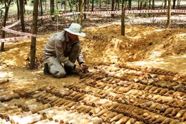 Quảng Trị: Phát hiện hầm chứa hàng trăm đạn cối, lựu đạn