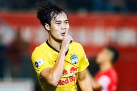 Văn Toàn sút xa tung lưới CLB Đà Nẵng