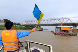 Hạn chế lưu thông tàu, thuyền để phá dỡ trụ cầu Đuống cũ