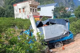 Lạng Sơn: Xe đầu kéo tông đuôi xe tải, một người tử vong