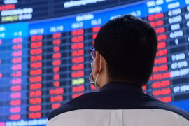 Cổ phiếu ngân hàng và dầu khí bị chốt lời, Vn-Index giảm mạnh