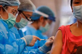 Khuyến cáo người dân thận trọng khi đi Mỹ để tiêm vaccine