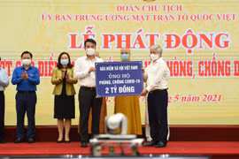 BHXH Việt Nam trao 2 tỷ đồng ủng hộ phòng chống dịch Covid-19