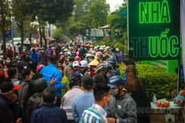Hà Nội: Người dân xếp hàng dài hàng chục mét, chờ nhận nông sản Hải Dương với giá 0đ