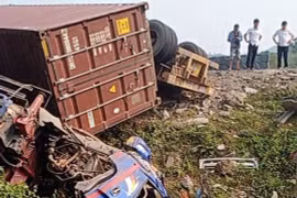 Quảng Trị: Xe container mất phanh, tông vào 4 ôtô ngược chiều