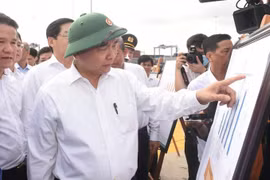 Thủ tướng Nguyễn Xuân Phúc kiểm tra cảng nước sâu lớn nhất Việt Nam