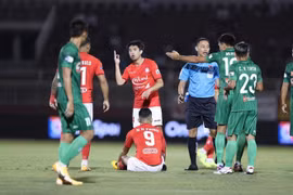 Tiền vệ Lee Nguyễn ghi bàn trên chấm 11m, CLB TP. HCM đánh bại Sài Gòn FC