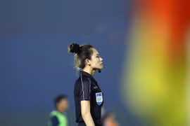 Nữ trọng tài giải hạng Nhất gây sốt vì ngoại hình quá gợi cảm