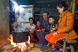 Ấm áp tình thân bên nồi bánh chưng ngày cận Tết Nguyên đán