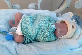 Một bé sơ sinh bị bỏ rơi ở Long Biên