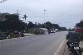 Hà Nội: Nghi vấn chiếc xe ben đi lấn làn, đâm vào xe máy khiến 2 thanh niên tử vong