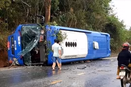 Lật xe khách giường nằm, 19 người bị thương