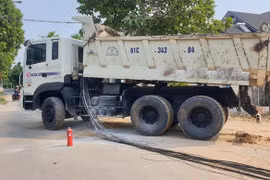 Xe ben kéo đổ nhiều cột điện, gây chập, cháy đường dây