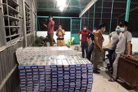 Lái xe vận chuyển 10.000 bao thuốc lá ngoại nhập lậu, 'bỏ của chạy lấy người'