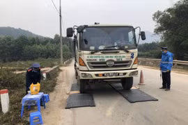 Nhiều khó khăn trong xử lý xe chở rác vi phạm