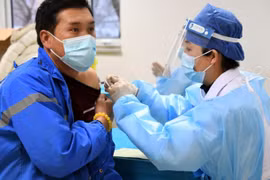 Trung Quốc bắt đầu tiêm vắc xin tăng cường sau khi 80% dân số nhận đủ 2 mũi