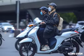 Ảnh hưởng không khí lạnh, người dân Hà Nội co ro trong gió rét