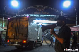 Chợ Long Biên chính thức hoạt động trở lại sau hơn 2 tháng bị phong tỏa